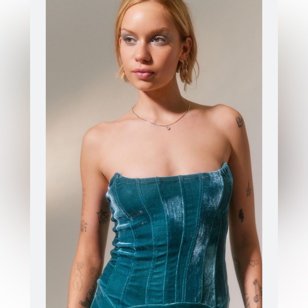 Urban Outfitters NWT Antoinette Velvet Bustier Pleated Hem Mini Dress Size M - Picture 2 of 15